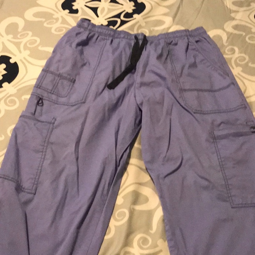 Men’s scrubs with utility pockets